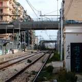 Alla nostra sinistra si trovano i binari della ferrovia: qui fino a qualche anno fa c�era un passaggio a livello che permetteva di accedere al rione Madonnella (foto di Antonio Caradonna)